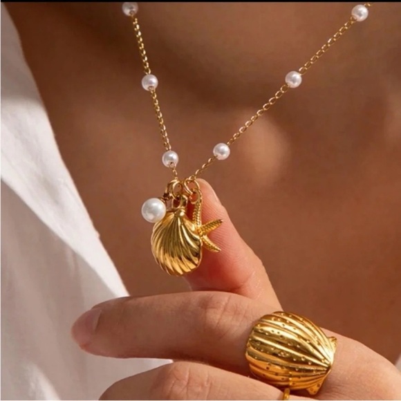 Gorgeous Pearl Beaded Starfish Seashells Charms Dainty Necklace in Gold - Picture 2 of 4